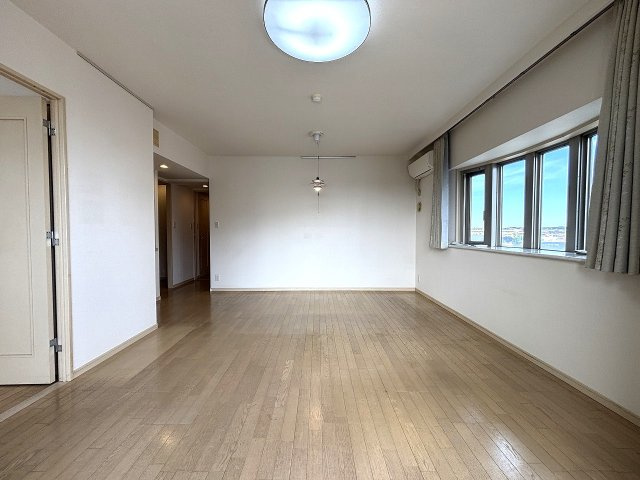 【居間・リビング】 | ◇◆ランドステージ茅ヶ崎オーシャンビュー◆◇ | 2面採光のLDK