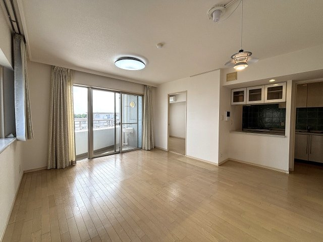 【居間・リビング】 | ◇◆ランドステージ茅ヶ崎オーシャンビュー◆◇ | 柔らかな陽射しが射し込む2面採光の明るいLDK