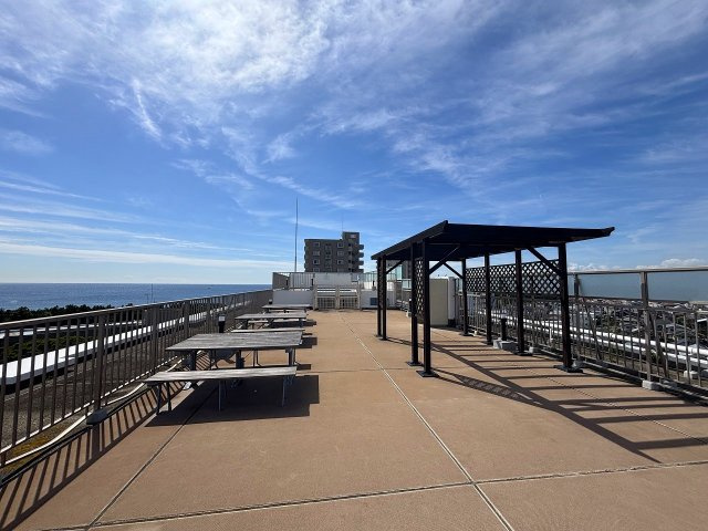 【その他共用部分】 | ◇◆ランドステージ茅ヶ崎オーシャンビュー◆◇ | マンション屋上にはオーシャンビューのプールとデッキテラスがあります！