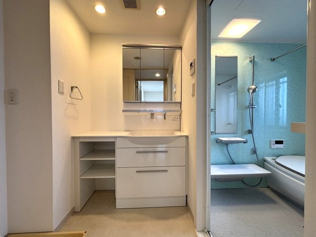 【独立洗面台】 | ◇◆ランドステージ茅ヶ崎オーシャンビュー◆◇ | 便利な三面鏡裏収納付きで洗面周りスッキリ！