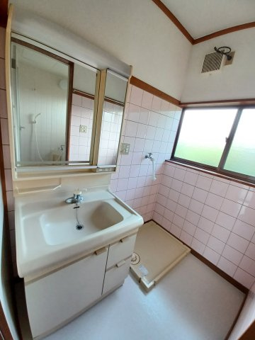 ブルーアイ羽尾の洗面所|ゆったりとスペースのある洗面所