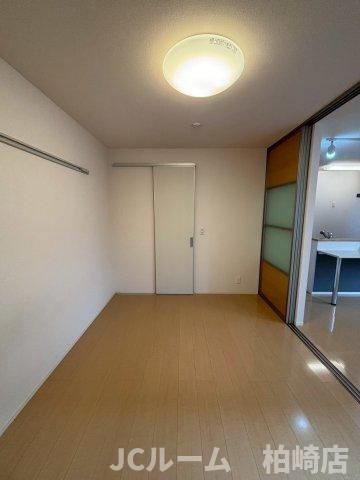 柏崎市豊町のアパートの洋室