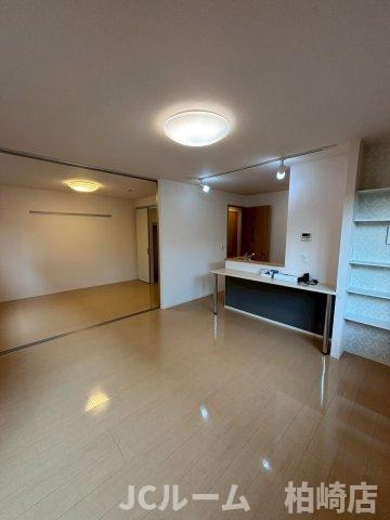 柏崎市豊町のアパートの居間・リビング