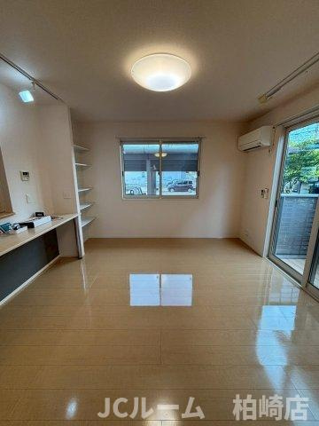 柏崎市豊町のアパートの居間・リビング