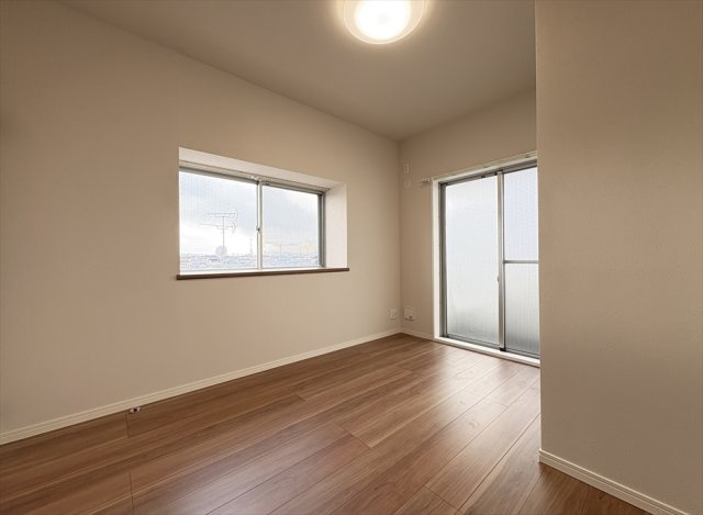 【洋室】 | コスモ志木ホワイトコート　(志木本店) | バルコニーのある洋室5帖。
2面採光で明るく開放的な住空間です。