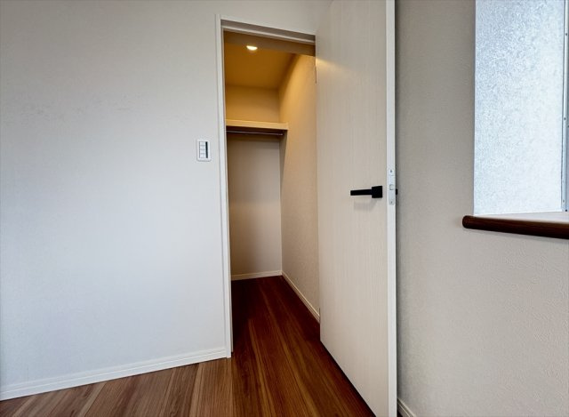 【収納】 | コスモ志木ホワイトコート　(志木本店) | 大容量のWICがあるので衣類や季節家電などもたっぷり保管できます。