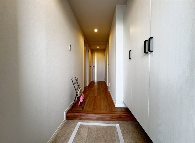 【玄関】 | コスモ志木ホワイトコート　(志木本店) | 大容量のシューズボックス。アウトドア用品の保管にも便利です。