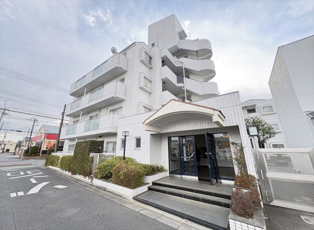 【エントランス】 | コスモ志木ホワイトコート　(志木本店) | 新規内装リフォーム済みでいつでも内覧可能です。
お気軽にお問い合わせください。