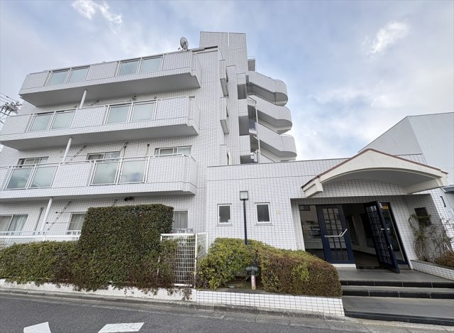 【外観】 | コスモ志木ホワイトコート　(志木本店) | 「志木」駅より徒歩16分、目の前にスーパーがあるので生活に便利な住環境です。