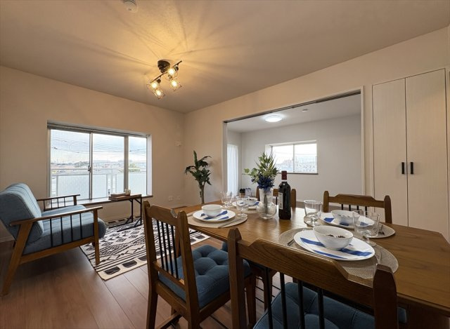 【居間・リビング】 | コスモ志木ホワイトコート　(志木本店) | 13.5帖のLDKはインテリアもお楽しみいただける出窓のあるファミリー空間です。