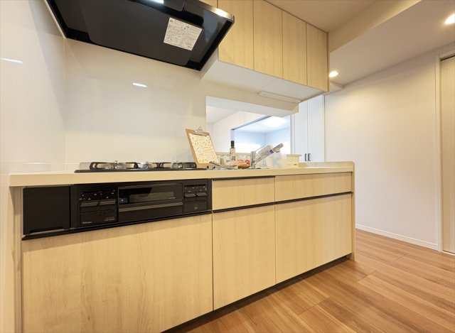 【キッチン】 | コスモ志木ホワイトコート　(志木本店) | 上部吊り戸のある収納力豊富なキッチン。
リビング全体が見渡せるので家事をしてる間もお子様の様子を見守れます。