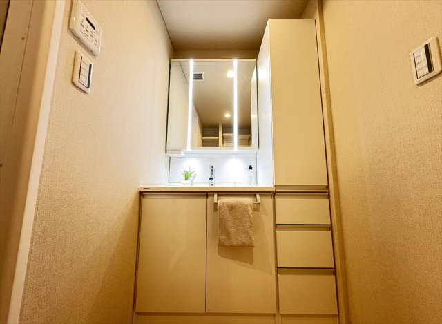 【洗面所】 | コスモ志木ホワイトコート　(志木本店) | キャビネット付きで収納力のある洗面化粧台。
リネン類や化粧品もまとめて収納できます。