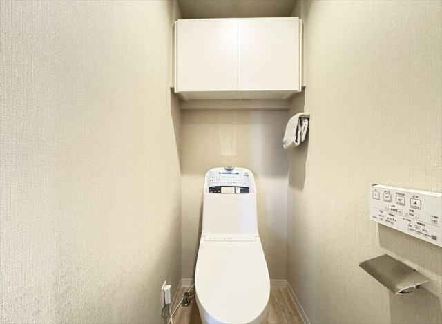 【トイレ】 | コスモ志木ホワイトコート　(志木本店) | 衛生用品やトイレットペーパー、掃除グッズの保管に便利な収納付きでスッキリしたトイレ空間を維持できます。家族を感染症から守る温水洗浄便座を完備。