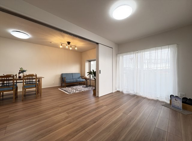 【洋室】 | コスモ志木ホワイトコート　(志木本店) | リビングと続き間になっている洋室を開放すると19.3帖の大空間になります。