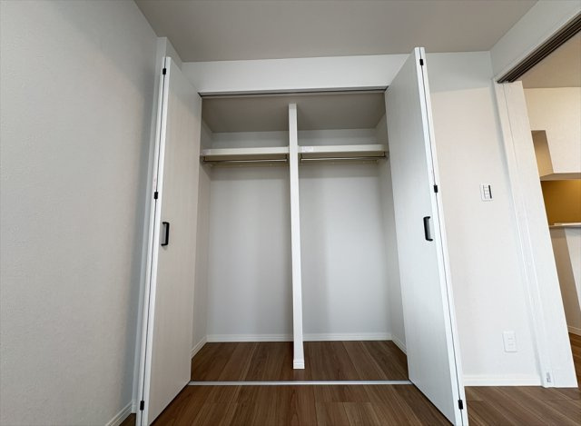 【収納】 | コスモ志木ホワイトコート　(志木本店) | 仕切りのあるクローゼットは季節物や小物類などの種類ごとにまとめて収納することができます。