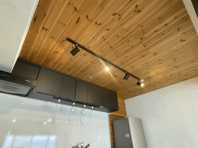 ロイヤルカーサ黒岩のキッチン|木目調の天井が特徴的なキッチンです