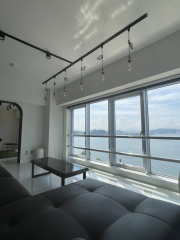 ロイヤルカーサ黒岩の居間・リビング|南面、西面ともに海を一望できます！