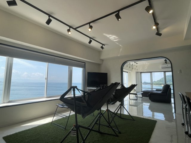 ロイヤルカーサ黒岩の居間・リビング|南面、西面ともに海を一望できます！