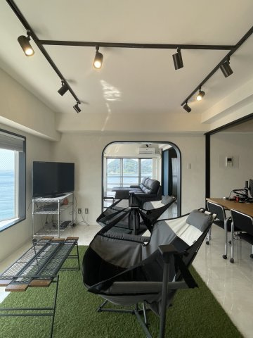 ロイヤルカーサ黒岩の居間・リビング|白を基調とした雰囲気のお部屋です