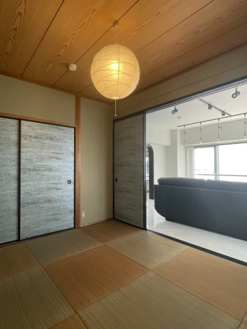 ロイヤルカーサ黒岩の和室|和室からも海を眺められます