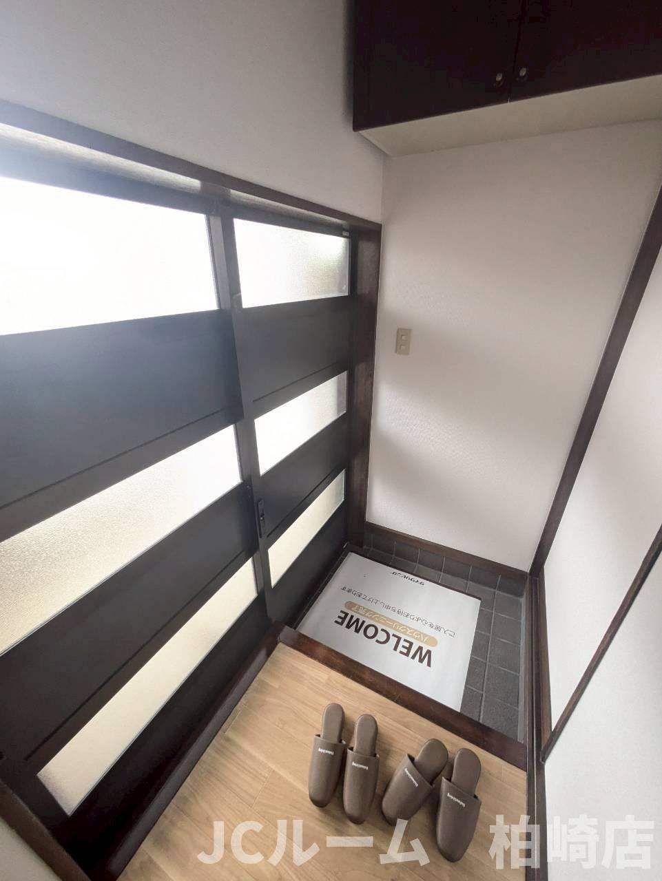 柏崎市東本町３丁目のアパートの玄関