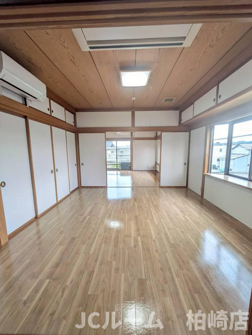 柏崎市東本町３丁目のアパートの洋室