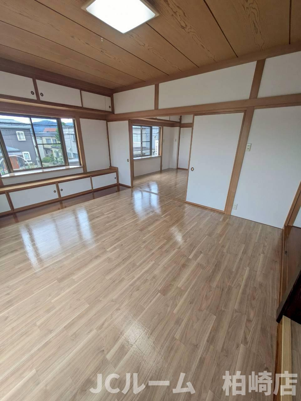 柏崎市東本町３丁目のアパートの洋室