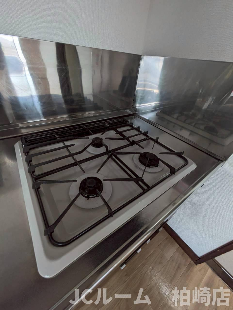 柏崎市東本町３丁目のアパートのキッチン