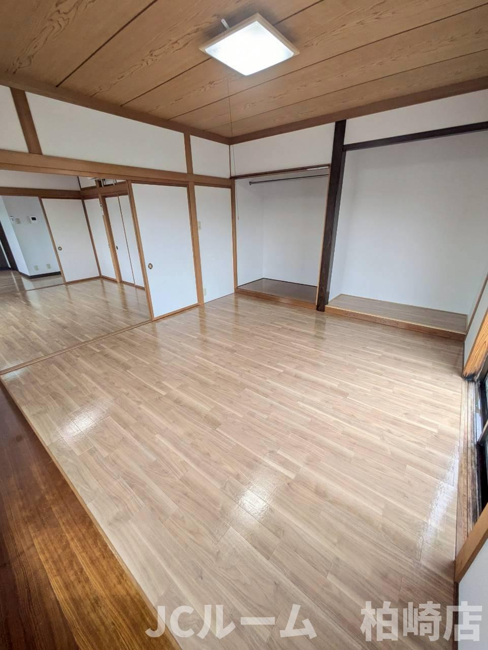 柏崎市東本町３丁目のアパートの洋室