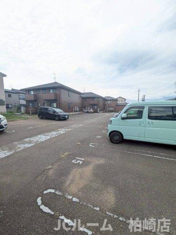 柏崎市東本町３丁目のアパートの駐車場
