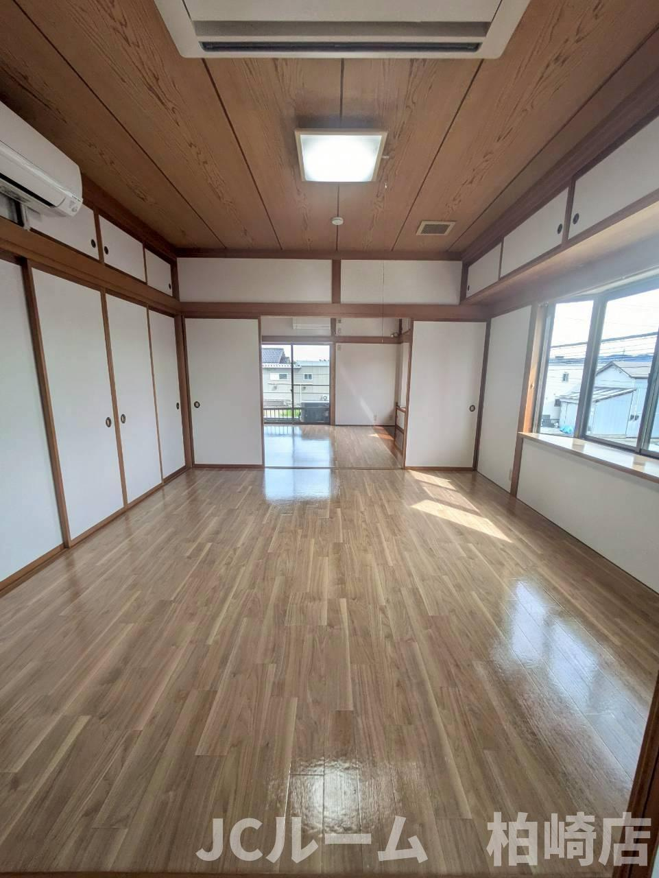 柏崎市東本町３丁目のアパートの居間・リビング