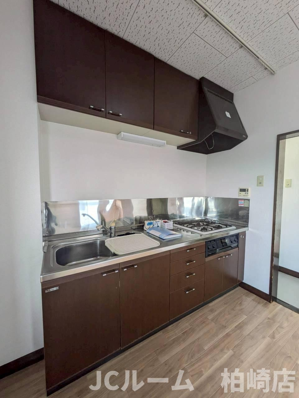 柏崎市東本町３丁目のアパートのキッチン