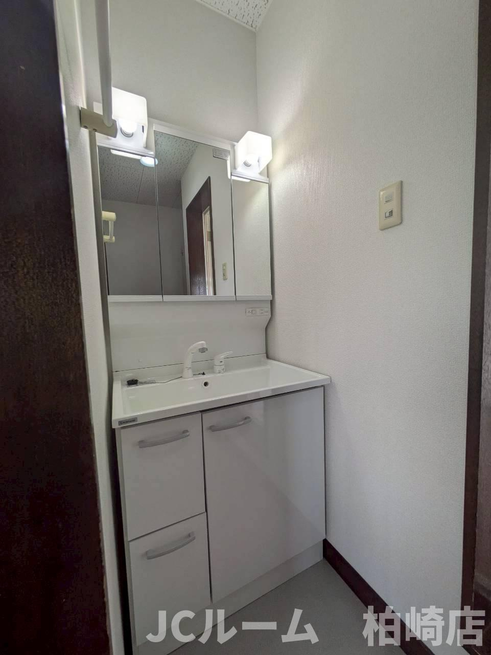 柏崎市東本町３丁目のアパートの洗面所