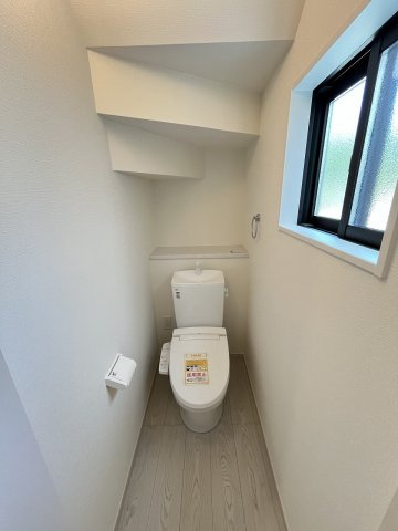 【トイレ】 | 糟屋郡粕屋町長者原東7丁目1期　1号棟（全2棟）【仲介手数料無料・0円】 | 現地写真。1階のトイレです。