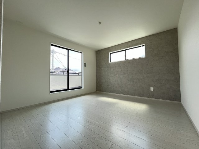 【寝室】 | 糟屋郡粕屋町長者原東7丁目1期　1号棟（全2棟）【仲介手数料無料・0円】 | 現地写真。2階主寝室です。