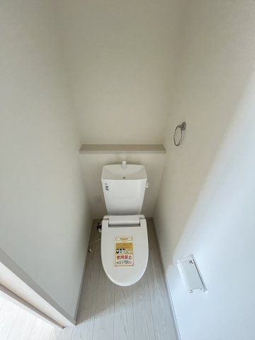 【トイレ】 | 糟屋郡粕屋町長者原東7丁目1期　1号棟（全2棟）【仲介手数料無料・0円】 | 現地写真。2階にもトイレです。