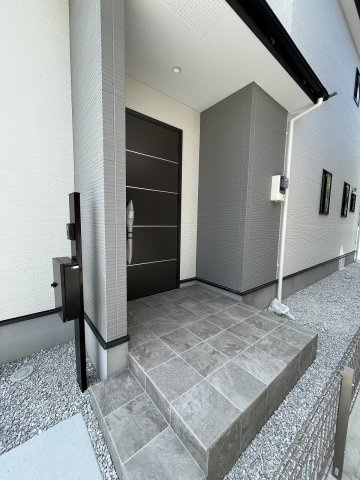 【玄関】 | 糟屋郡粕屋町長者原東7丁目1期　1号棟（全2棟）【仲介手数料無料・0円】 | 現地写真。