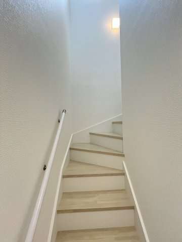 【内装】 | 糟屋郡粕屋町長者原東7丁目1期　1号棟（全2棟）【仲介手数料無料・0円】 | 現地写真。2階へ上がる階段です。手摺もついて安全ですね。