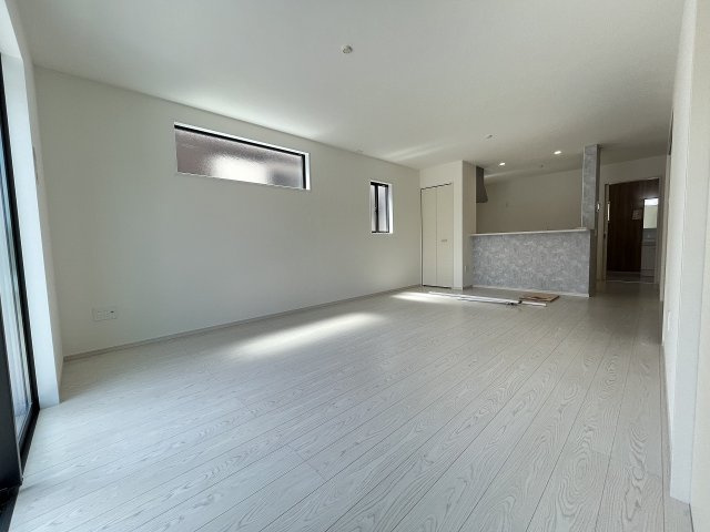 【居間・リビング】 | 糟屋郡粕屋町長者原東7丁目1期　1号棟（全2棟）【仲介手数料無料・0円】 | 現地写真。