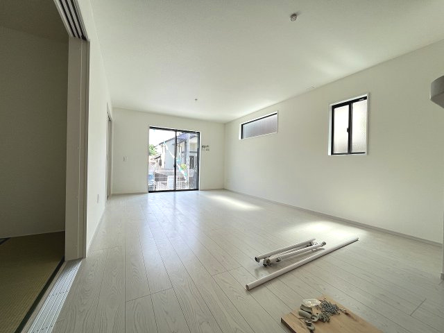 【居間・リビング】 | 糟屋郡粕屋町長者原東7丁目1期　1号棟（全2棟）【仲介手数料無料・0円】 | 現地写真。