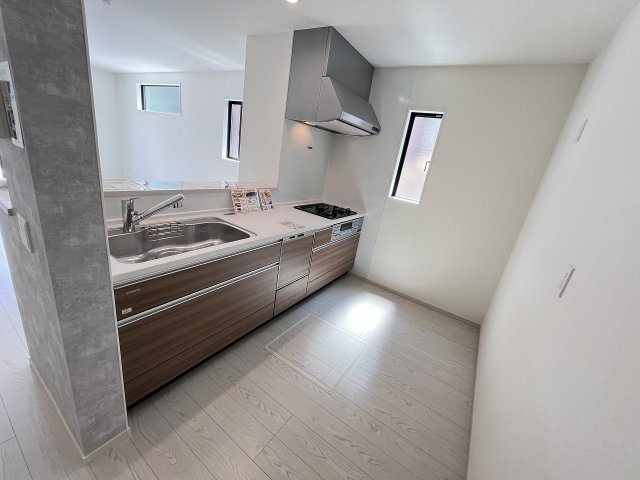 【キッチン】 | 糟屋郡粕屋町長者原東7丁目1期　1号棟（全2棟）【仲介手数料無料・0円】 | 現地写真。