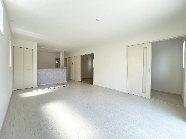 【居間・リビング】 | 糟屋郡粕屋町長者原東7丁目1期　1号棟（全2棟）【仲介手数料無料・0円】 | 現地写真。リビングです。