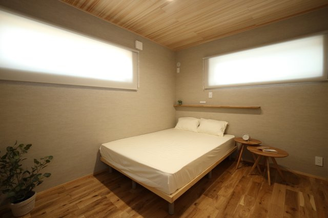 広谷モデルハウスの寝室|無垢の床、杉の羽目板天井…木に囲まれた１階主寝室