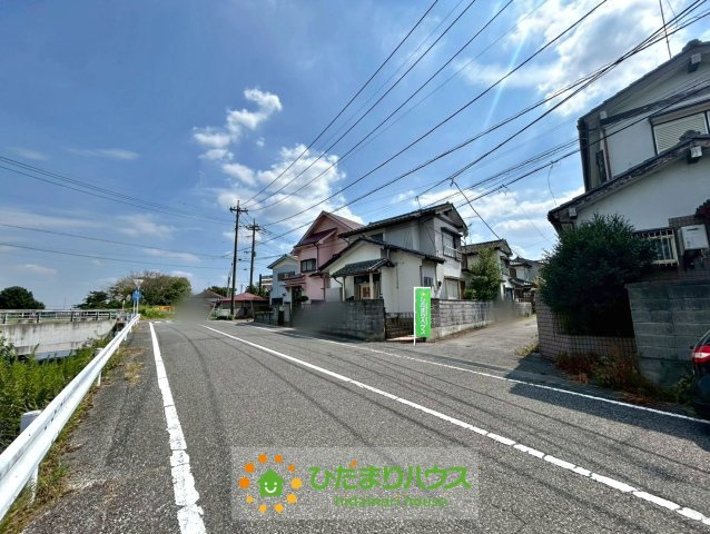 加須市栄　中古一戸建ての前面道路含む現地写真