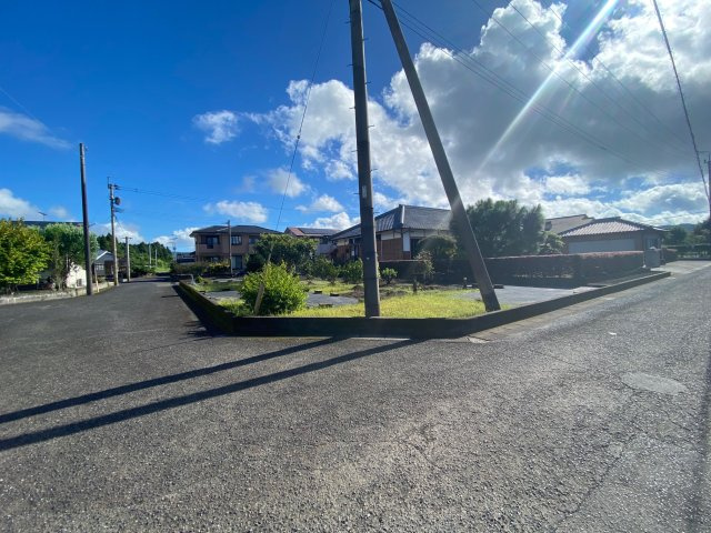 串間市城山地区　宅地の前面道路含む現地写真|前面道路含む現地写真です。南側から撮った写真です。