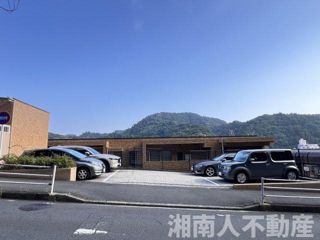 ナイスステージ葉山の駐車場|車をお持ちの方に嬉しい駐車場付きの物件です