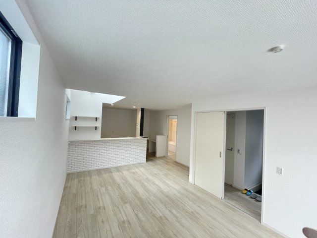 KIS南区赤坪町2期｜名古屋市の戸建ならホームアップの居間・リビング|【売主施工例】南から陽射しが入り明るいリビング