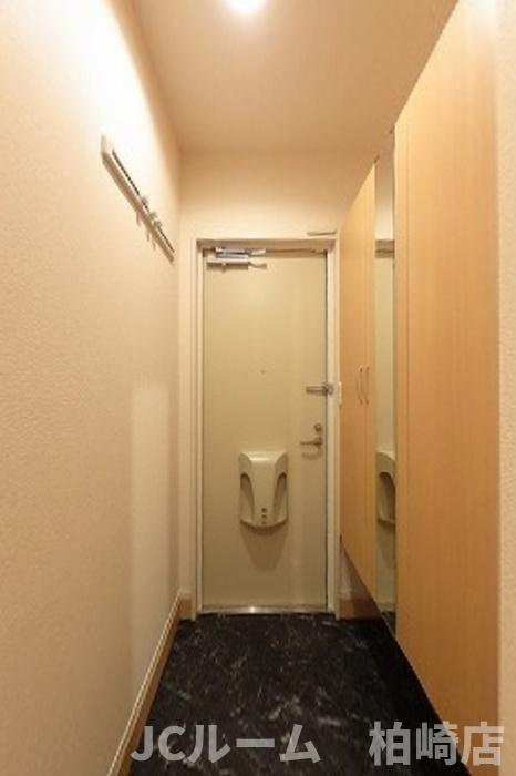 柏崎市半田１丁目のアパートの玄関