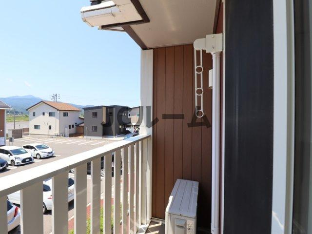 柏崎市半田１丁目のアパートのバルコニー