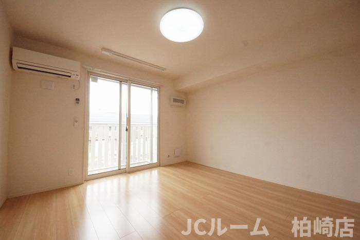 柏崎市半田１丁目のアパートの居間・リビング